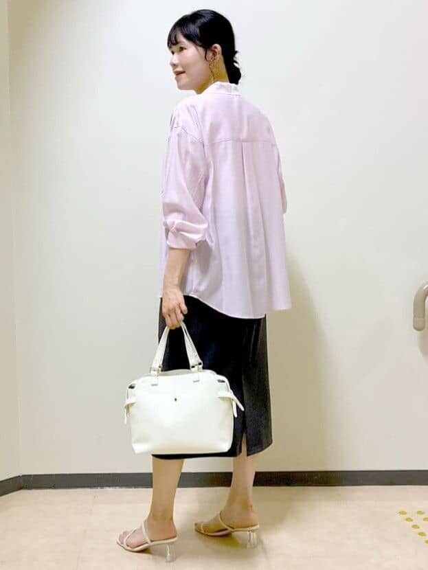ブルー系のシャツ/ブラウス、ホワイト系のタンクトップ、ブラック系のスカートを着用したレディースの夏コーディネートの9枚目の写真