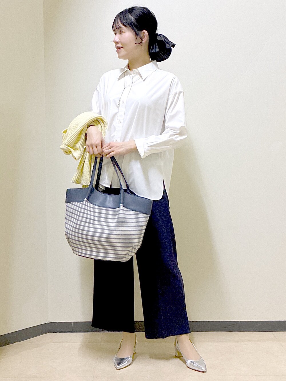 ホワイト系のシャツ/ブラウス、イエロー系のニット/セーター、ブルー系のその他パンツを着用したレディースの春コーディネートの6枚目の写真