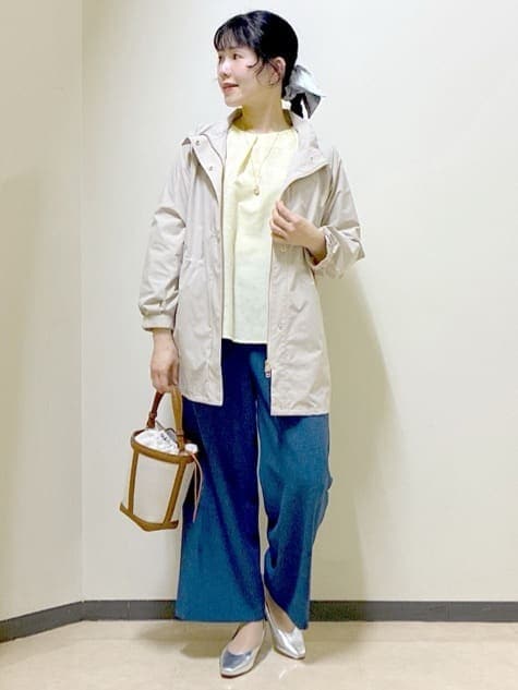 イエロー系のシャツ/ブラウス、シルバー系のパンプス、ブルー系のその他パンツを着用したレディースの冬コーディネートの8枚目の写真