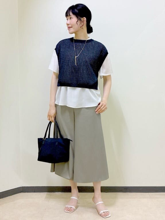 ベージュ系のシャツ/ブラウス、グレー系のタンクトップ、ブラック系のニット/セーターを着用したレディースの夏コーディネートの9枚目の写真
