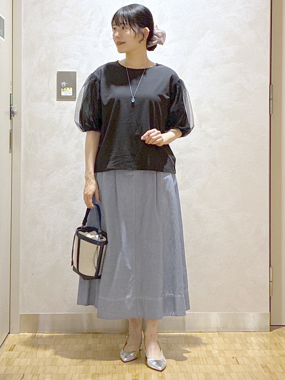 ブラック系のTシャツ/カットソー、ブルー系のスカート、ブルー系のショルダーバッグを着用したレディースの夏コーディネートの9枚目の写真