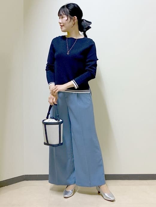 ブルー系のニット/セーター、ブルー系のその他パンツ、グレー系のパーカーを着用したレディースの春コーディネートの7枚目の写真