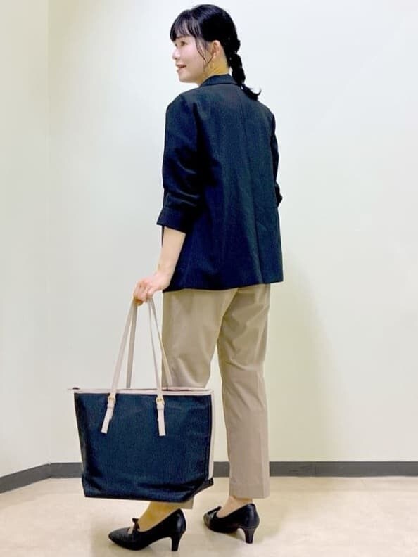 イエロー系のシャツ/ブラウス、イエロー系のその他パンツ、ブラック系のテーラードジャケットを着用したレディースの春コーディネートの5枚目の写真