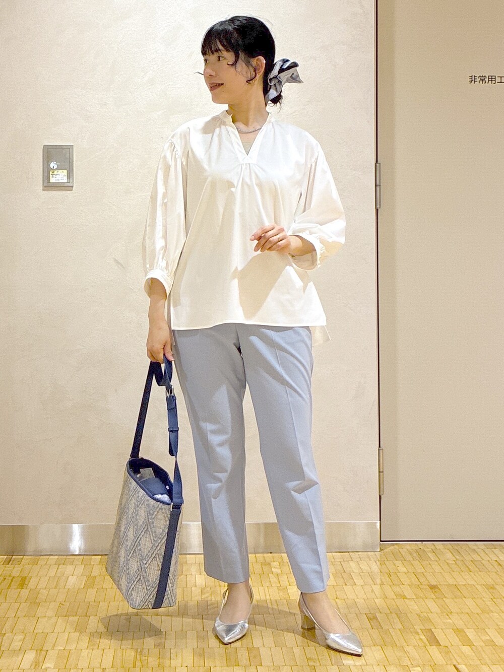 ブラック系のカーディガン/ボレロ、ホワイト系のシャツ/ブラウス、ベージュ系のタンクトップを着用したレディースの春コーディネートの5枚目の写真