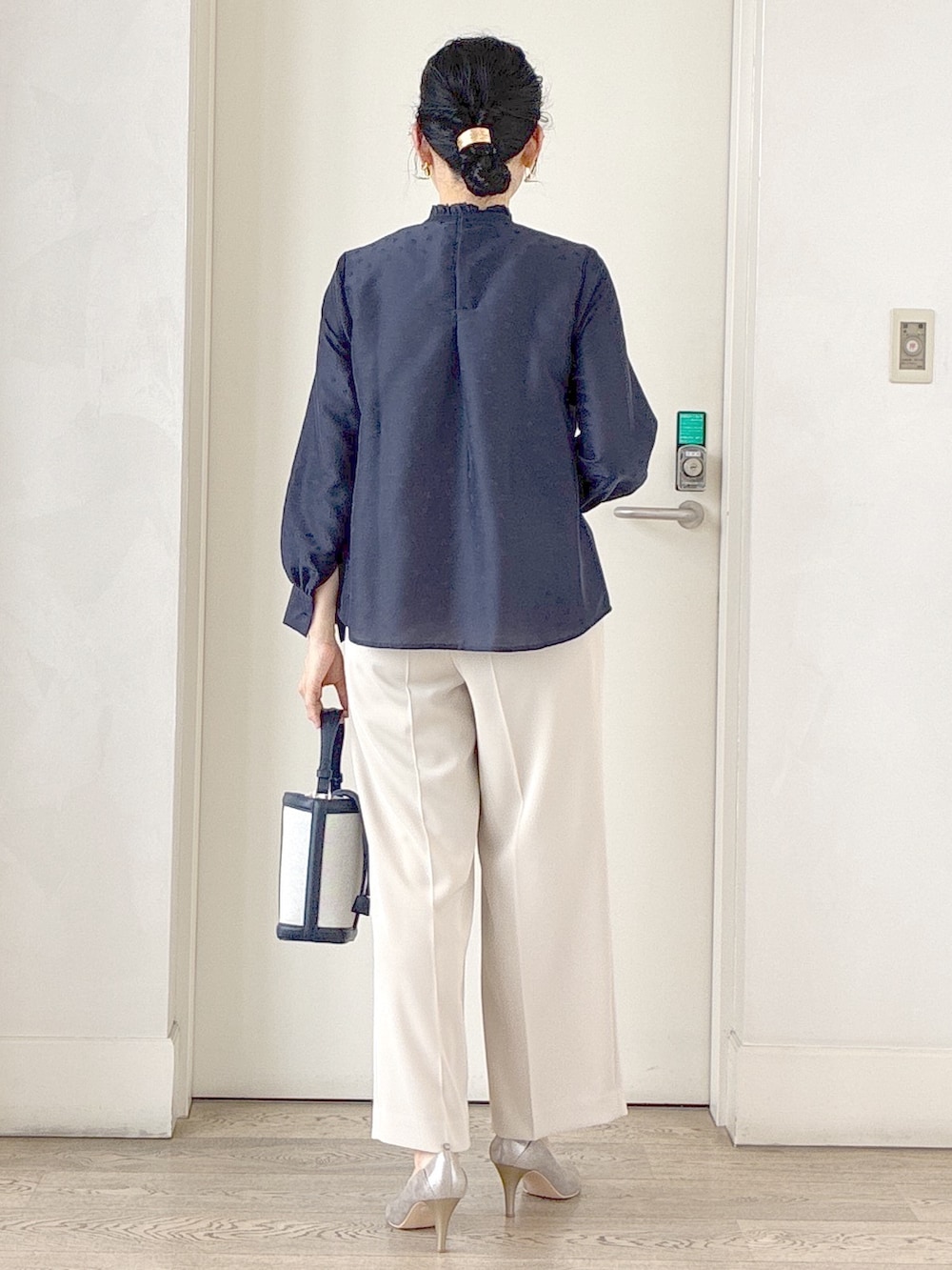 ブルー系のシャツ/ブラウス、ベージュ系のその他パンツ、ブルー系のショルダーバッグを着用したレディースの夏コーディネートの3枚目の写真