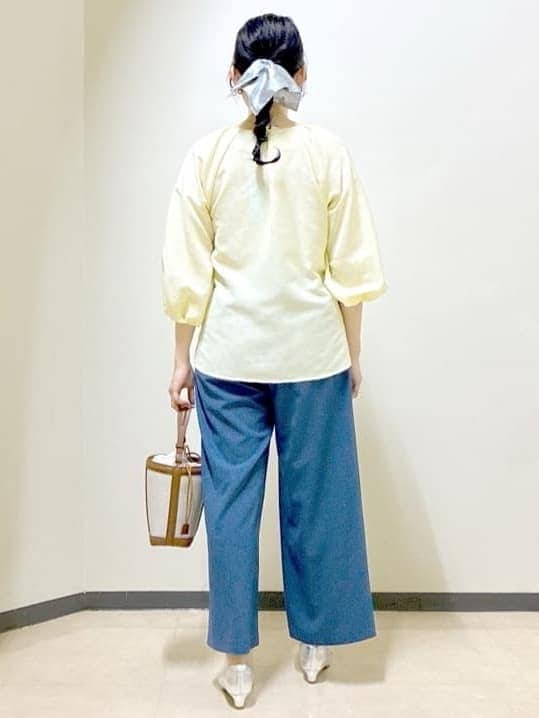 イエロー系のシャツ/ブラウス、シルバー系のパンプス、ブルー系のその他パンツを着用したレディースの冬コーディネートの3枚目の写真