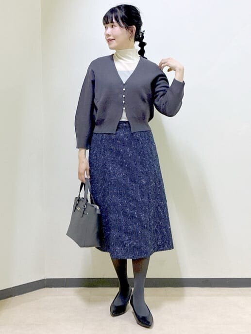 グレー系のカーディガン/ボレロ、ブラック系のタンクトップ、ホワイト系のTシャツ/カットソーを着用したレディースの冬コーディネートの7枚目の写真