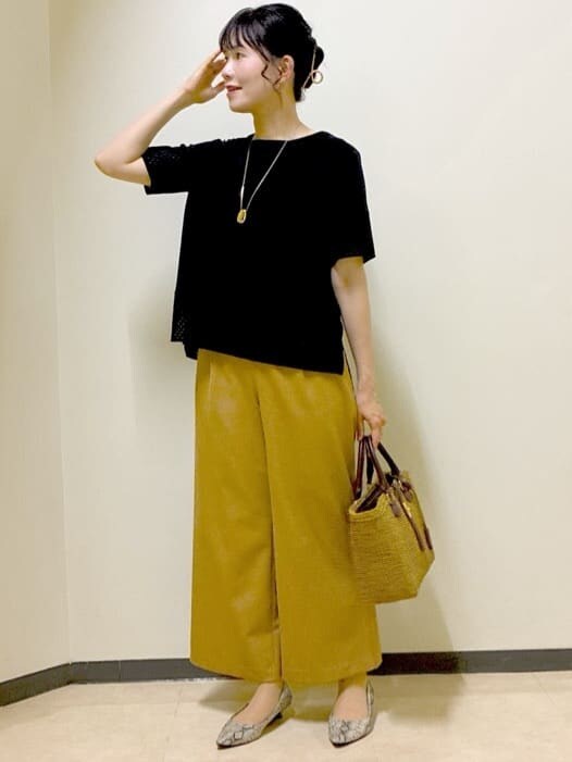 ブラック系のTシャツ/カットソー、イエロー系のその他パンツ、グレー系のその他パンツを着用したレディースの夏コーディネートの6枚目の写真