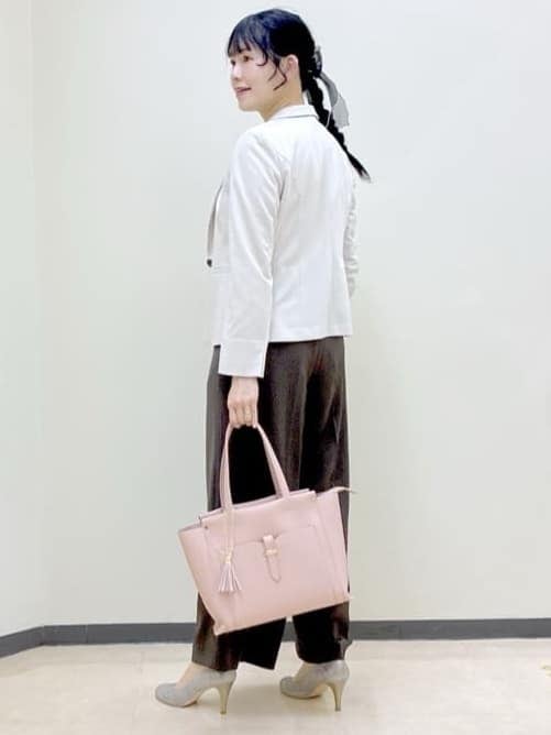 グリーン系のノーカラージャケット、ブラウン系のその他パンツ、ホワイト系のシャツ/ブラウスを着用したレディースの春コーディネートの10枚目の写真