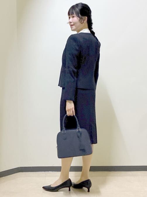 ホワイト系のシャツ/ブラウス、ブルー系のノーカラージャケット、ブルー系のスカートを着用したレディースの冬コーディネートの9枚目の写真