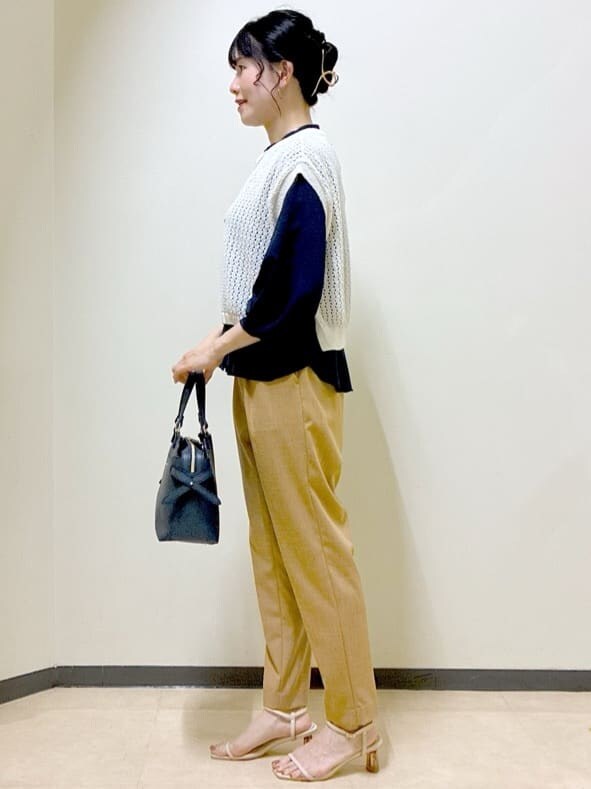 ブルー系のシャツ/ブラウス、ベージュ系のニット/セーター、イエロー系のその他パンツを着用したレディースの夏コーディネートの2枚目の写真