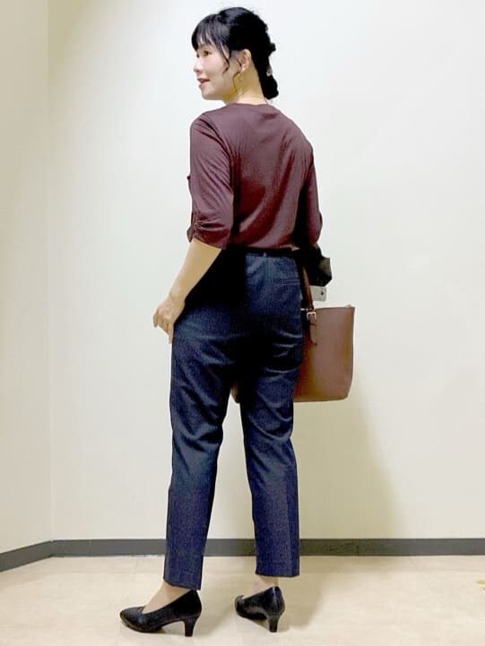 ブラウン系のテーラードジャケット、ブラウン系のTシャツ/カットソー、ブルー系のその他パンツを着用したレディースの秋コーディネートの10枚目の写真