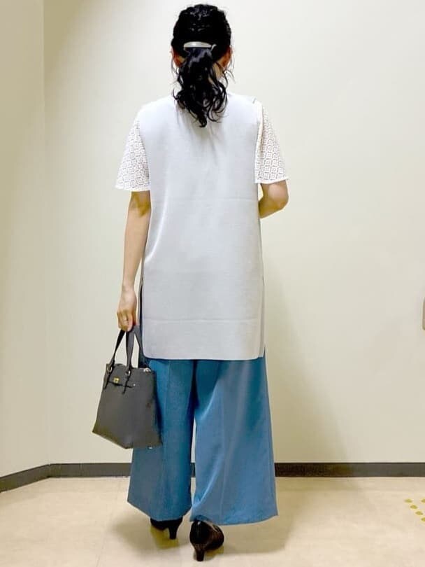 グレー系のベスト、ホワイト系のTシャツ/カットソー、ブルー系のその他パンツを着用したレディースの秋コーディネートの3枚目の写真