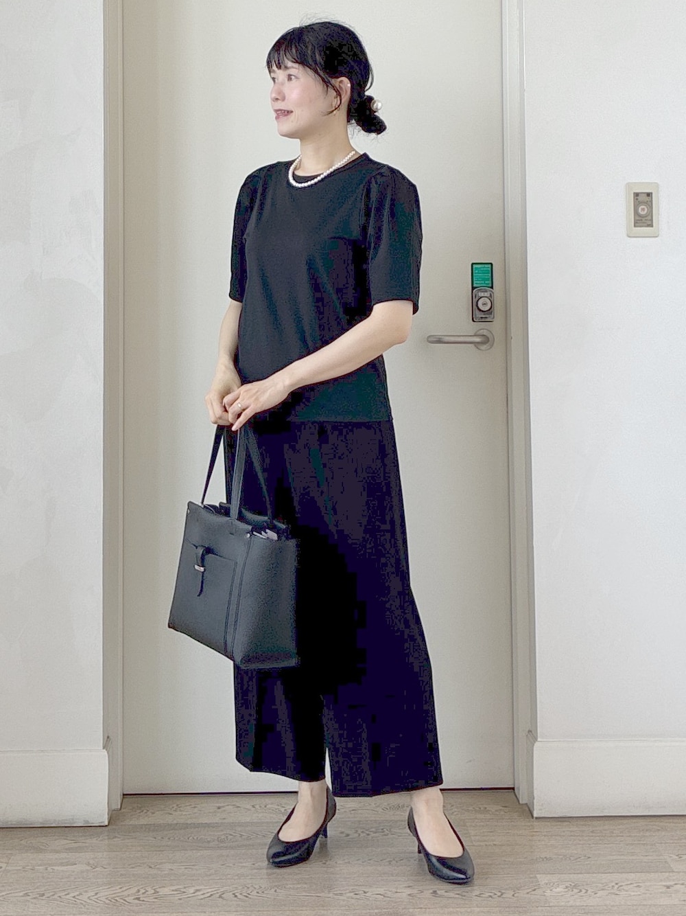 ブラック系のTシャツ/カットソー、ブラック系のその他パンツ、ブラック系のテーラードジャケットを着用したレディースの夏コーディネートの7枚目の写真