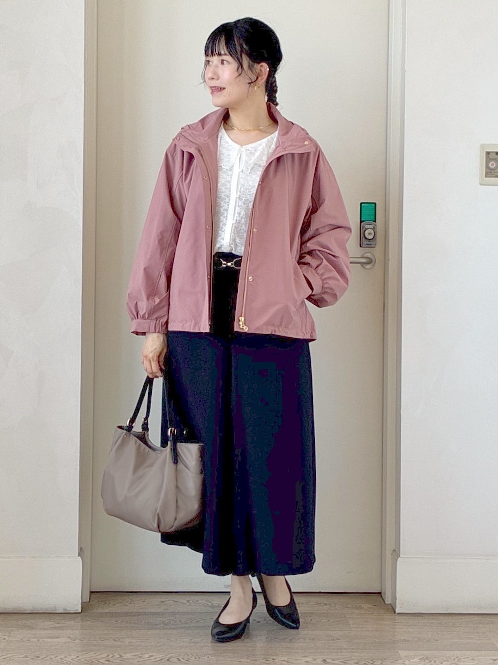 ピンク系のブルゾン、ホワイト系のシャツ/ブラウス、ブルー系のその他パンツを着用したレディースの秋コーディネートの6枚目の写真
