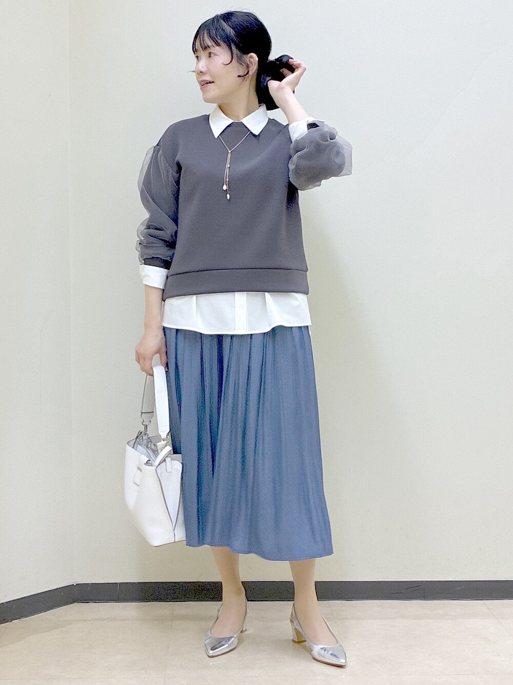 ブルー系のその他パンツ、ブラック系のその他パンツ、ホワイト系のシャツ/ブラウスを着用したレディースの春コーディネートの7枚目の写真