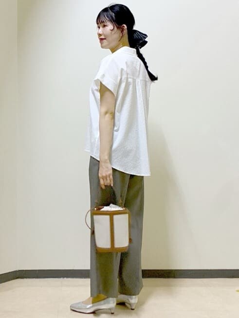 オレンジ系のカーディガン/ボレロ、ホワイト系のシャツ/ブラウス、ベージュ系のその他パンツを着用したレディースの春コーディネートの10枚目の写真