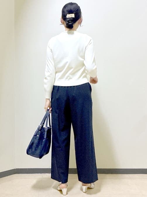 ホワイト系のカーディガン/ボレロ、ブラック系のタンクトップ、ブルー系のその他パンツを着用したレディースの冬コーディネートの3枚目の写真