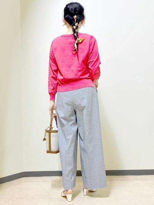 ブラック系のその他パンツ、ブラック系のステンカラーコート、ピンク系のニット/セーターを着用したレディースの冬コーディネートの3枚目の写真