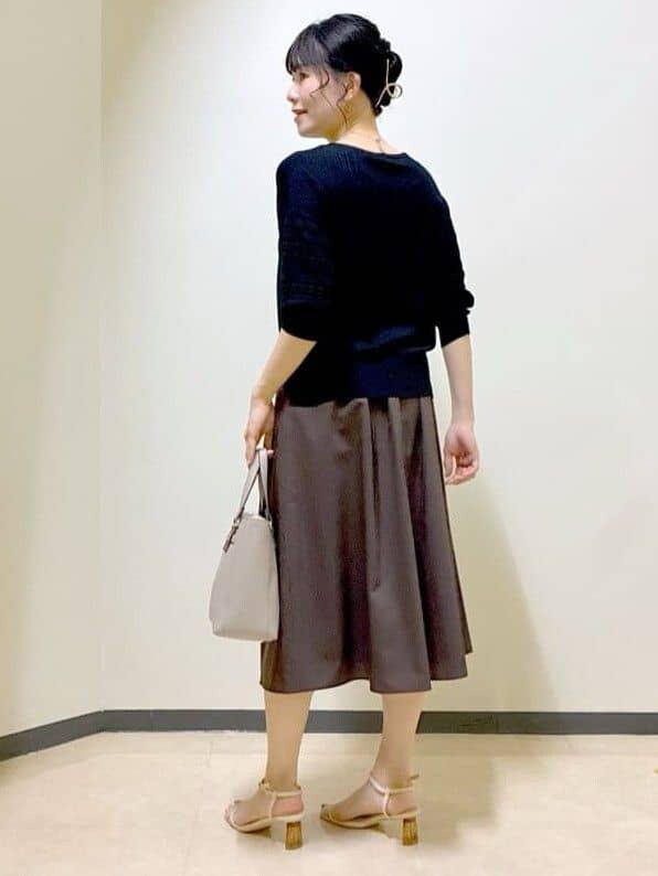 ブラック系のニット/セーター、グレー系のニット/セーター、ブラウン系のスカートを着用したレディースの夏コーディネートの4枚目の写真