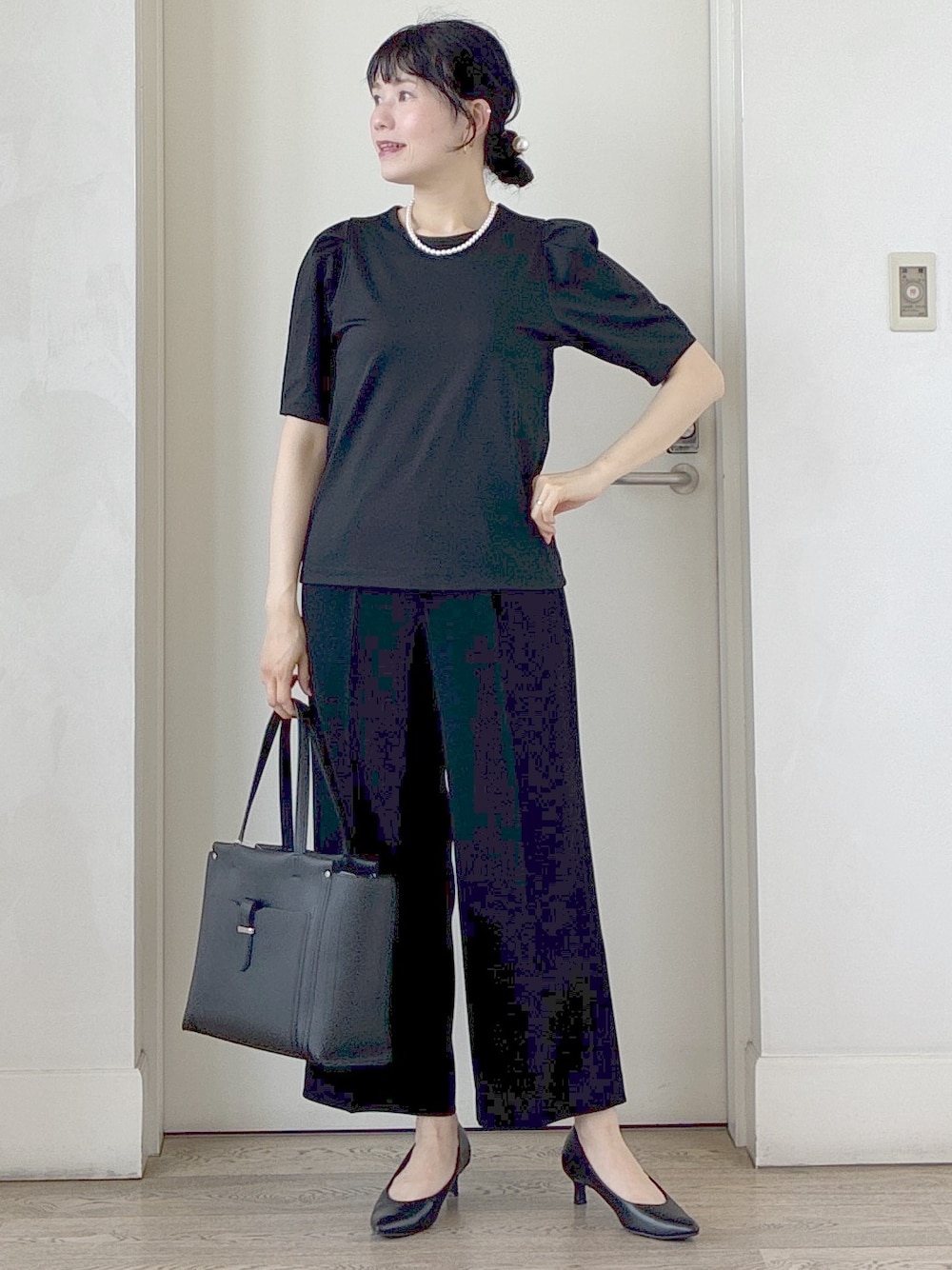 ブラック系のTシャツ/カットソー、ブラック系のその他パンツ、ブラック系のテーラードジャケットを着用したレディースの夏コーディネートの5枚目の写真
