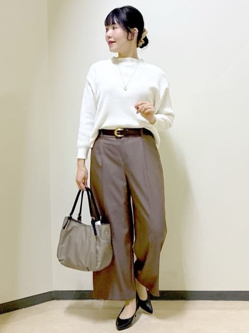ホワイト系のニット/セーター、ブラウン系のその他パンツ、グレー系のノーカラーコートを着用したレディースの冬コーディネートの5枚目の写真
