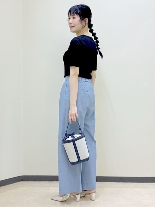 ホワイト系のシャツ/ブラウス、ブラック系のTシャツ/カットソー、ブルー系のその他パンツを着用したレディースの春コーディネートの10枚目の写真