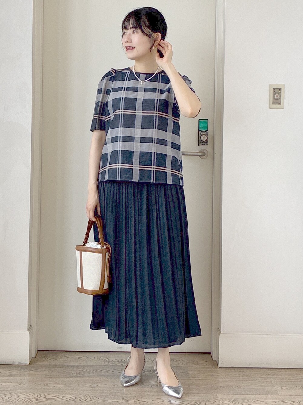 ブルー系のシャツ/ブラウス、ブルー系のスカート、イエロー系のショルダーバッグを着用したレディースの夏コーディネートの7枚目の写真