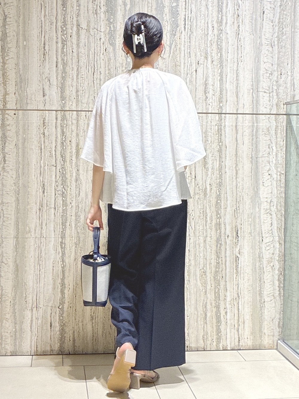ホワイト系のシャツ/ブラウス、ブルー系のその他パンツ、ブルー系のショルダーバッグを着用したレディースの夏コーディネートの3枚目の写真