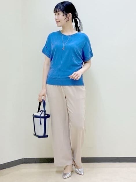 ベージュ系のその他パンツ、ブルー系のニット/セーター、ブルー系のショルダーバッグを着用したレディースの春コーディネートの8枚目の写真