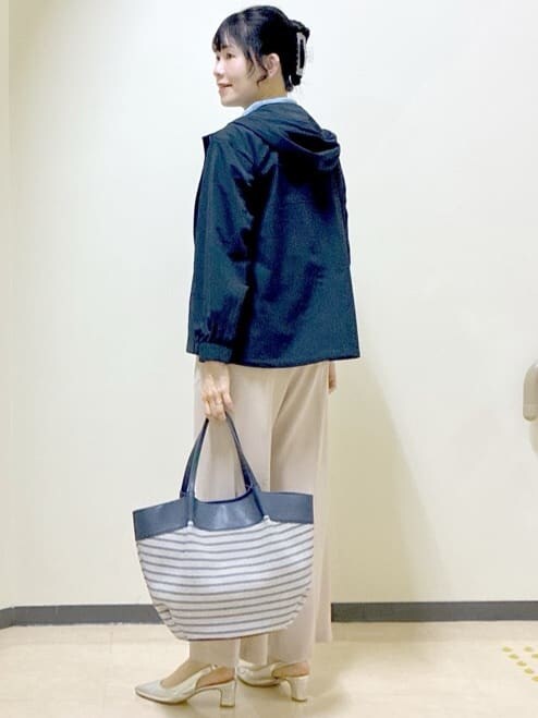 ブルー系のニット/セーター、ベージュ系のその他パンツ、ブルー系のブルゾンを着用したレディースの春コーディネートの9枚目の写真
