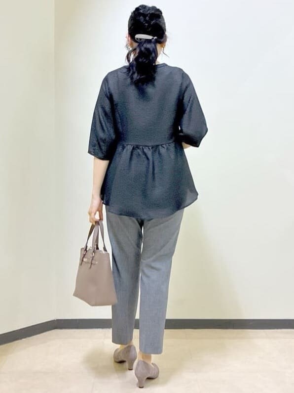 ブラック系のシャツ/ブラウス、ブラック系のその他パンツ、ブルー系のTシャツ/カットソーを着用したレディースの秋コーディネートの3枚目の写真