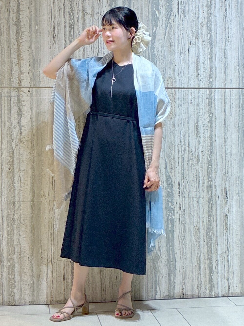 ブルー系のワンピース、イエロー系のカーディガン/ボレロ、ブルー系のストール/ショールを着用したレディースの夏コーディネートの6枚目の写真