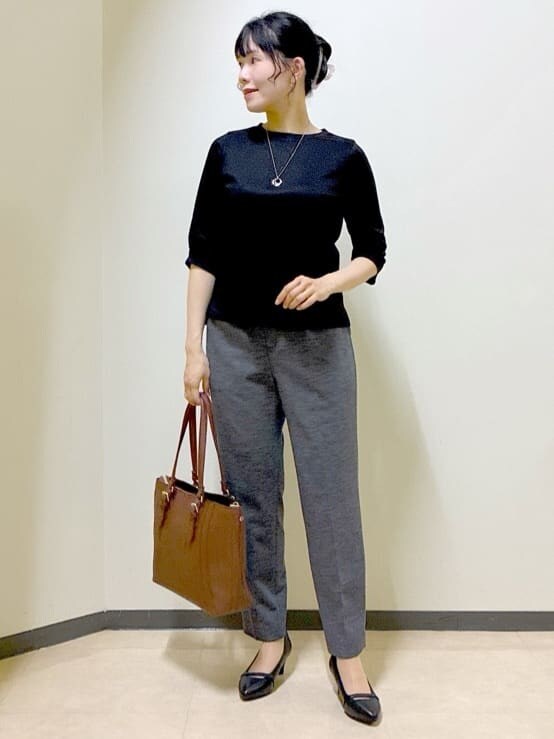 グレー系のテーラードジャケット、ブラック系のTシャツ/カットソー、グレー系のその他パンツを着用したレディースの秋コーディネートの6枚目の写真