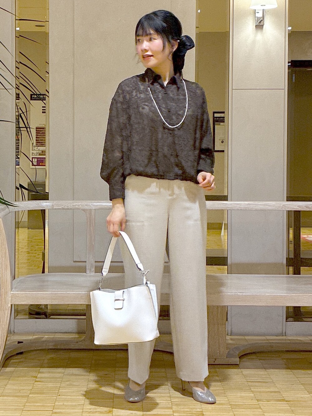 ブラウン系のシャツ/ブラウス、ベージュ系のその他パンツ、ホワイト系のトートバッグを着用したレディースの春コーディネートの5枚目の写真