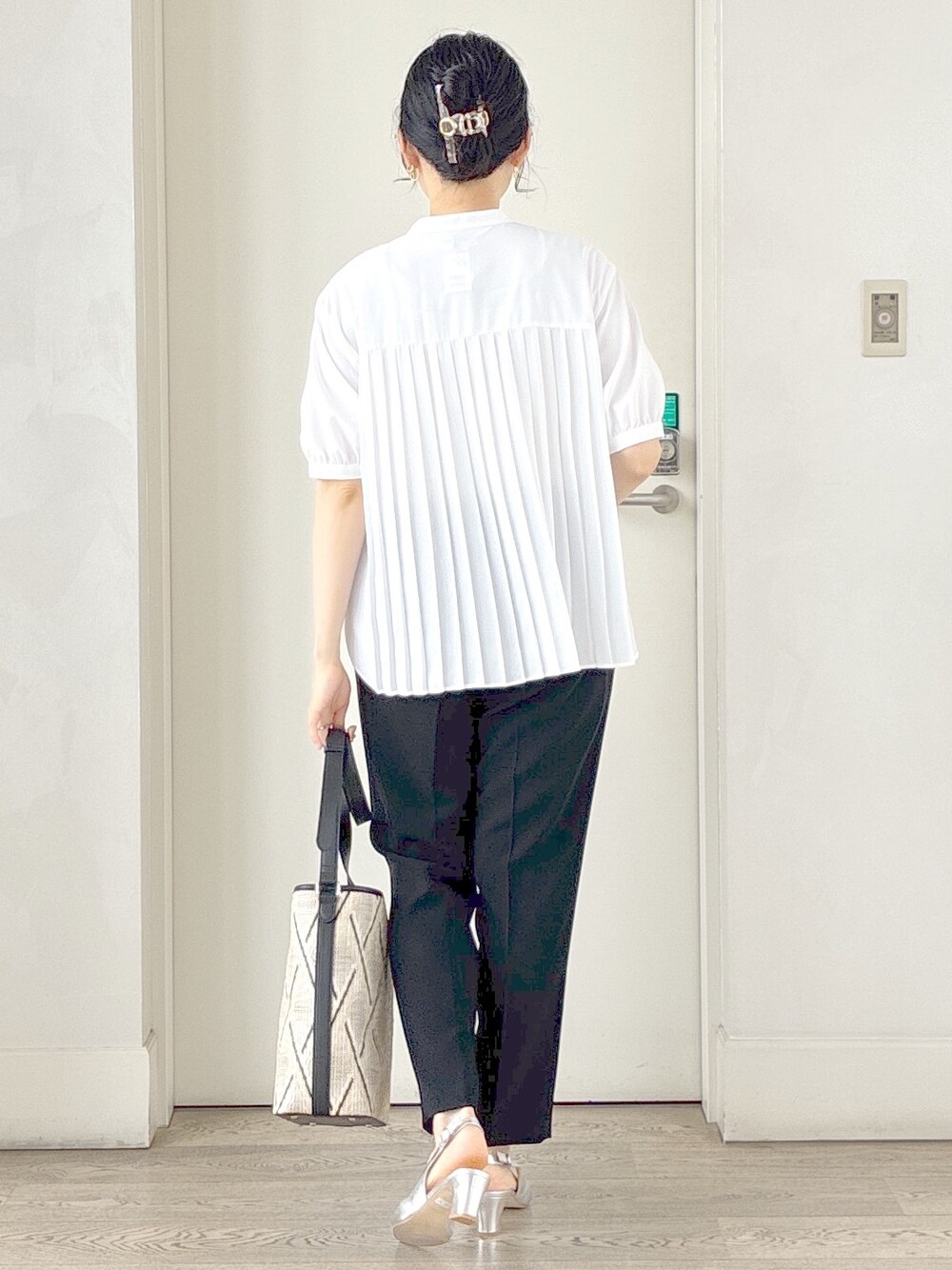 ブラック系のその他パンツ、ブラウン系のカーディガン/ボレロ、ベージュ系のショルダーバッグを着用したレディースの夏コーディネートの3枚目の写真