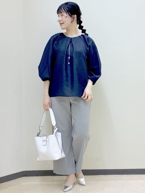 グレー系のその他パンツ、ブルー系のシャツ/ブラウス、ホワイト系のトートバッグを着用したレディースの春コーディネートの6枚目の写真