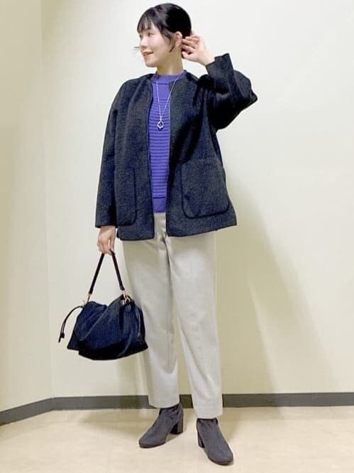 パープル系のニット/セーター、ベージュ系のその他パンツ、グレー系のノーカラーコートを着用したレディースの冬コーディネートの7枚目の写真