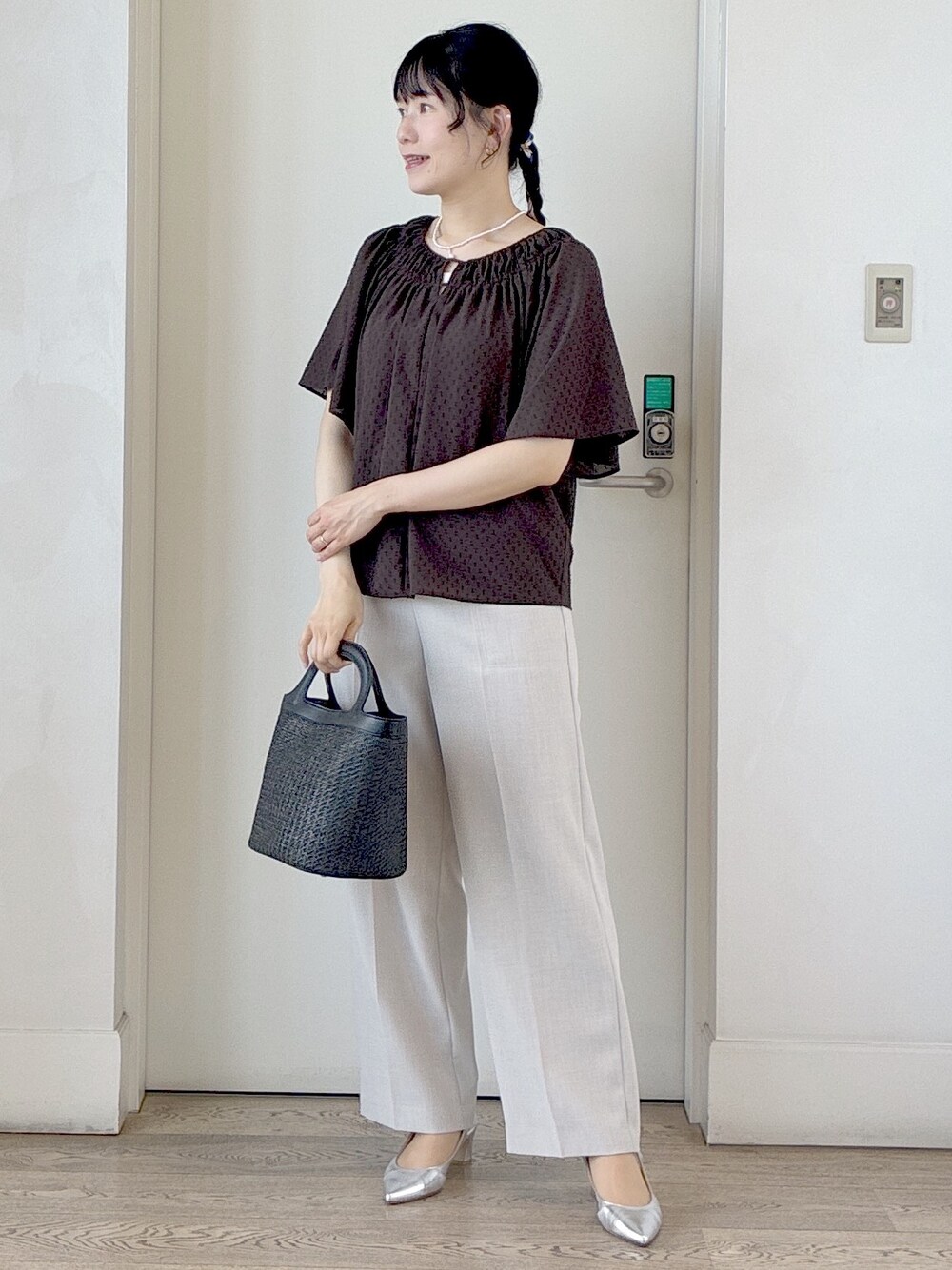 ベージュ系のその他パンツ、ブラウン系のシャツ/ブラウス、ブラック系のショルダーバッグを着用したレディースの春コーディネートの6枚目の写真