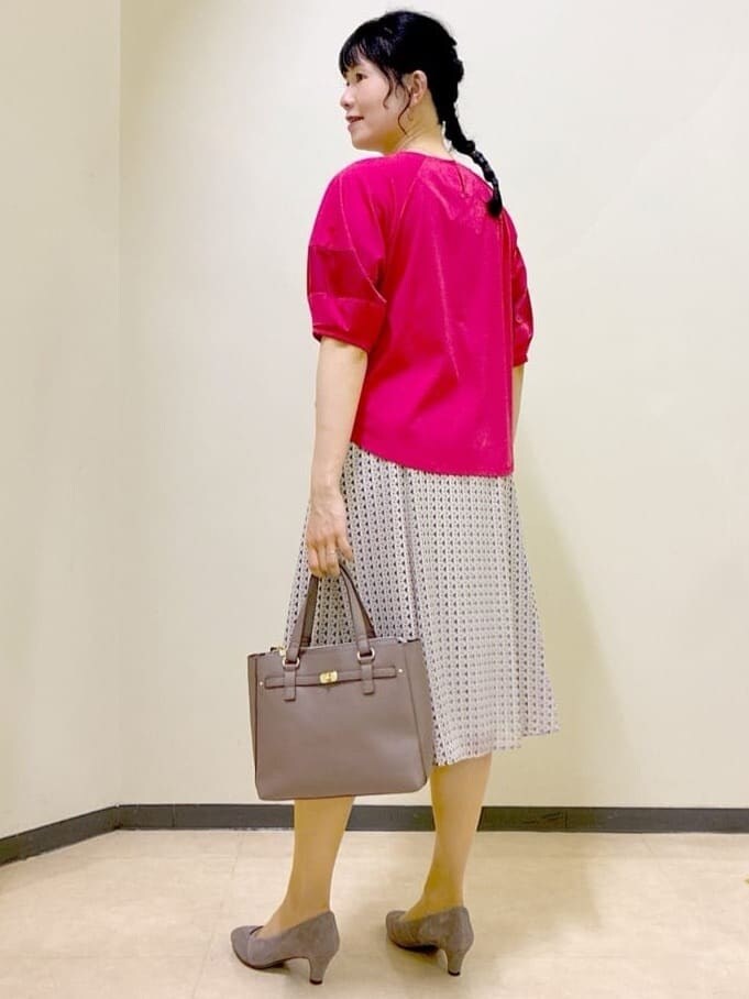 ブラウン系のニット/セーター、ベージュ系のスカート、レッド系のTシャツ/カットソーを着用したレディースの夏コーディネートの10枚目の写真