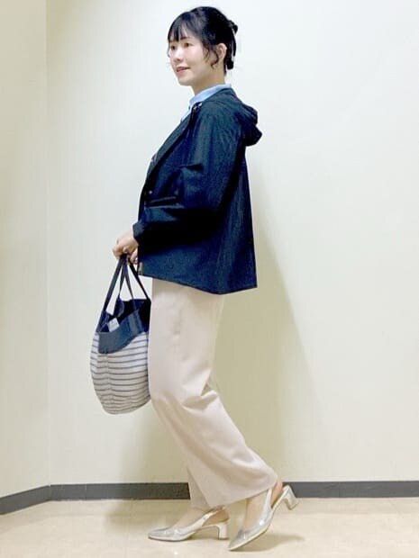 ベージュ系のその他パンツ、ブルー系のブルゾン、ブルー系のニット/セーターを着用したレディースの春コーディネートの2枚目の写真