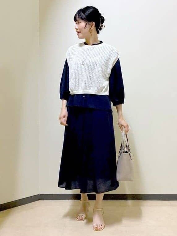 ブルー系のシャツ/ブラウス、ブルー系のスカート、ベージュ系のニット/セーターを着用したレディースの夏コーディネートの6枚目の写真