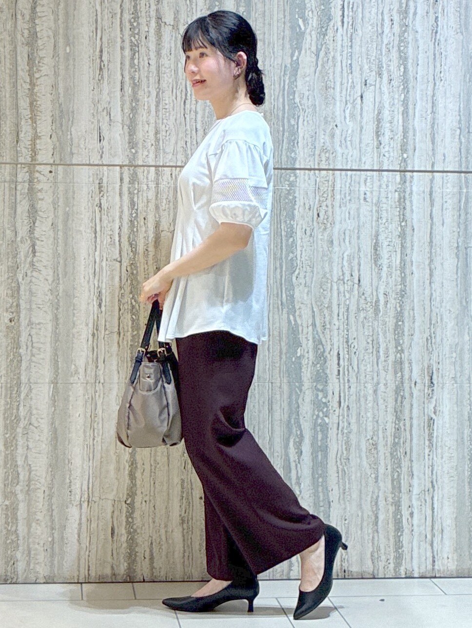 ホワイト系のTシャツ/カットソー、ブラウン系のその他パンツ、ブラウン系のトートバッグを着用したレディースの夏コーディネートの2枚目の写真