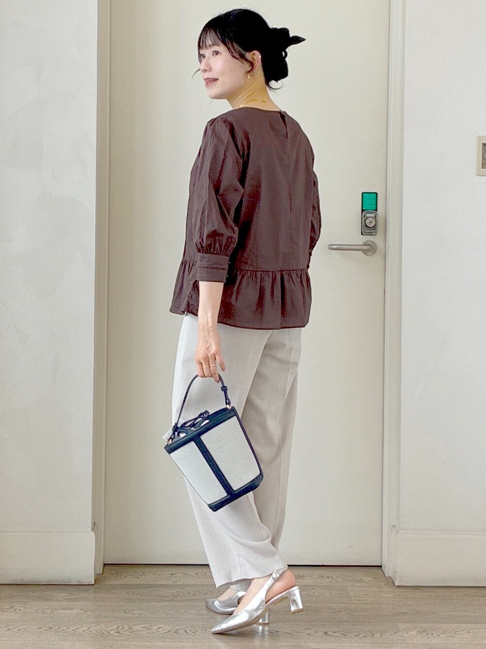 ブラウン系のシャツ/ブラウス、ベージュ系のその他パンツ、ブルー系のショルダーバッグを着用したレディースの夏コーディネートの4枚目の写真