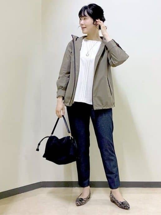 グリーン系のブルゾン、ベージュ系のTシャツ/カットソー、ブルー系のその他パンツを着用したレディースの秋コーディネートの6枚目の写真