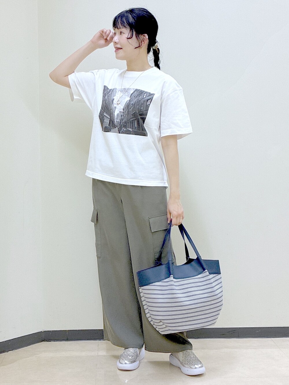 ホワイト系のTシャツ/カットソー、グリーン系のその他パンツ、ホワイト系のシャツ/ブラウスを着用したレディースの春コーディネートの5枚目の写真