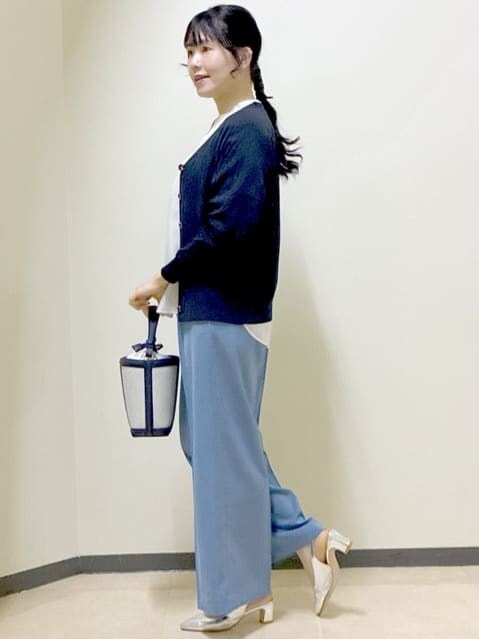 ベージュ系のシャツ/ブラウス、ベージュ系のノーカラージャケット、ブルー系のその他パンツを着用したレディースの春コーディネートの2枚目の写真