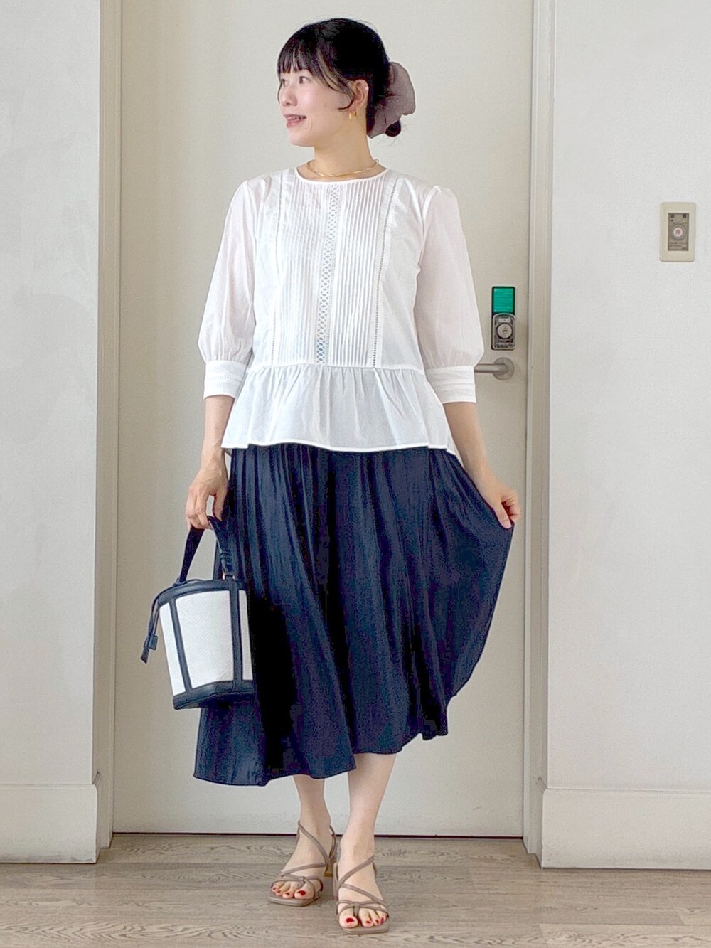ホワイト系のシャツ/ブラウス、ブルー系のその他パンツ、ブルー系のブルゾンを着用したレディースの夏コーディネートの8枚目の写真