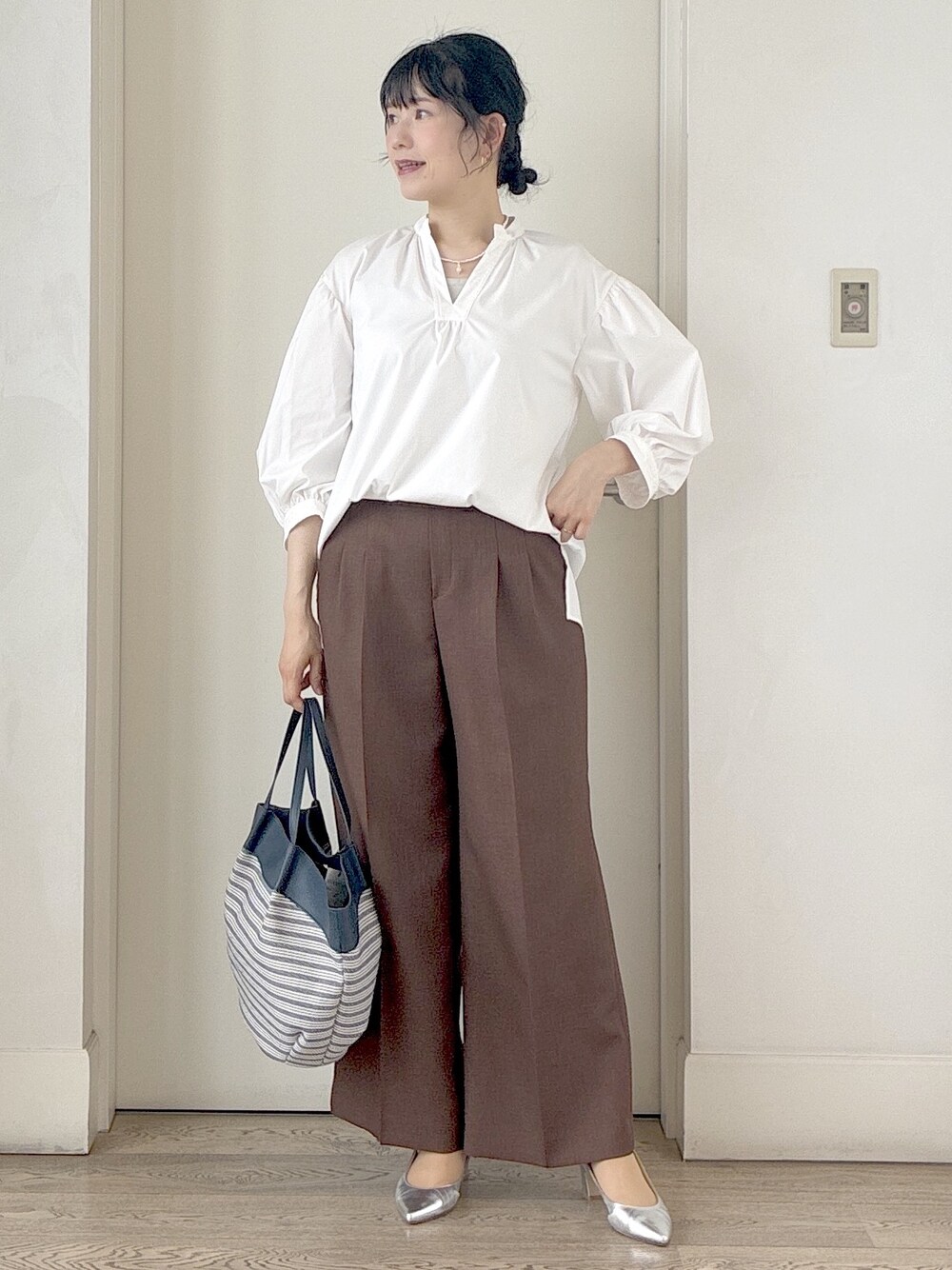 ホワイト系のシャツ/ブラウス、ベージュ系のタンクトップ、ブラウン系のその他パンツを着用したレディースの夏コーディネートの8枚目の写真