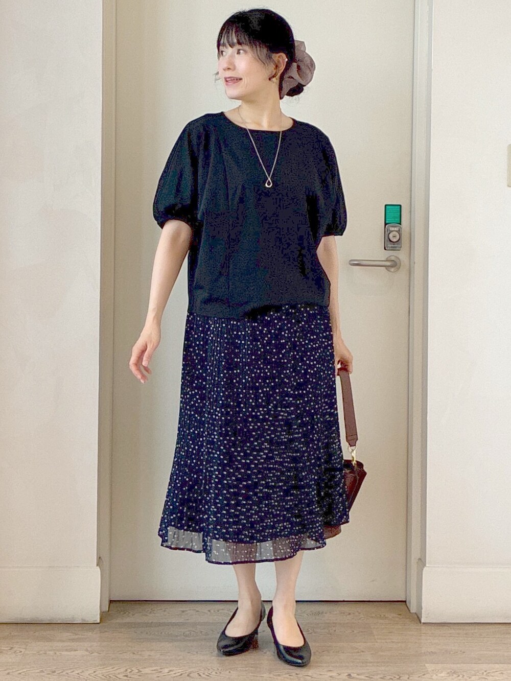 ブラック系のTシャツ/カットソー、ブルー系のシャツ/ブラウス、ブルー系のスカートを着用したレディースの秋コーディネートの5枚目の写真